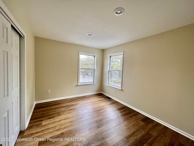 Building Photo - 833 Mariposa Ct