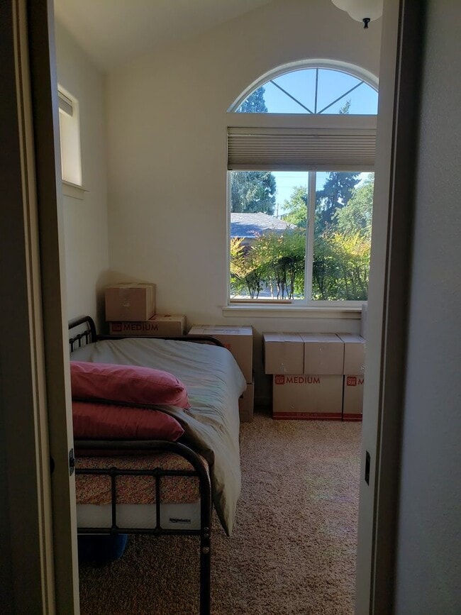 Building Photo - Charming & Comfortable Home