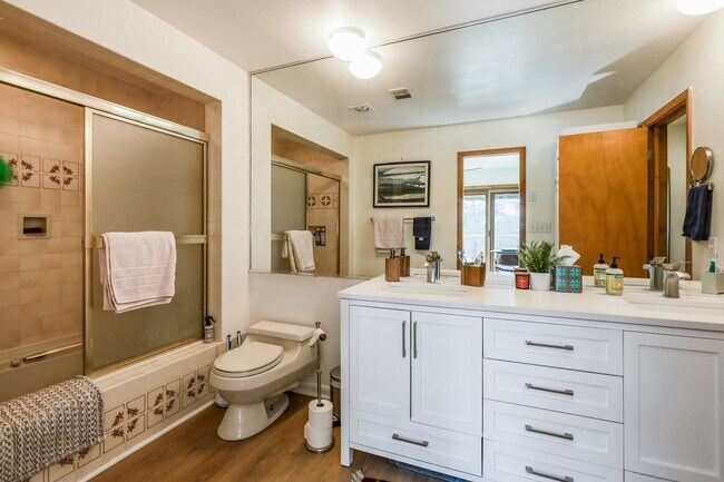 Building Photo - 2131 Bonvue Dr