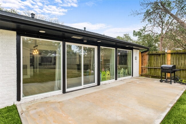 Building Photo - 3410 Tanglewilde St