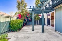 Building Photo - Move-In Ready Condo in Quiet Community