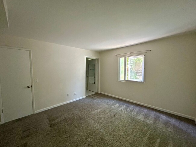 Building Photo - 2 Bed 2 Bath with Remodeled Bathrooms! Wat...