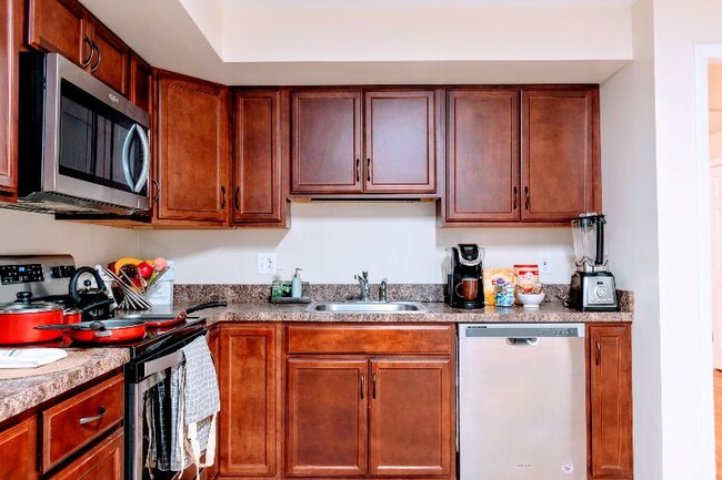 Building Photo - 2 Wimbledon Ln