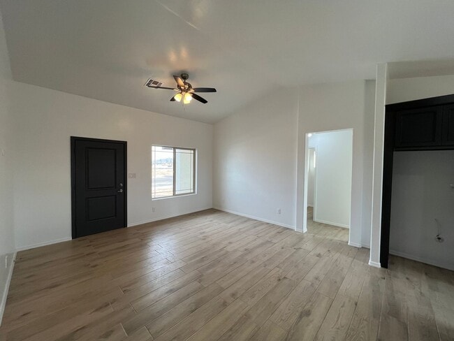 Building Photo - NEWER 3 BEDROOM HOME!