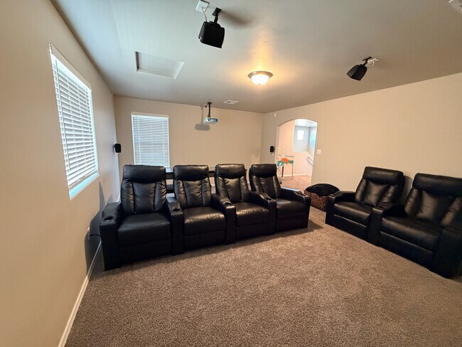 Building Photo - 1418 Santa Thomas St