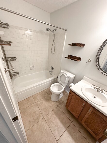 Building Photo - 6040 Grelot Rd