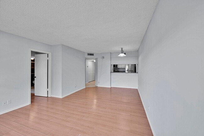 Building Photo - 906 Twin Lakes Dr