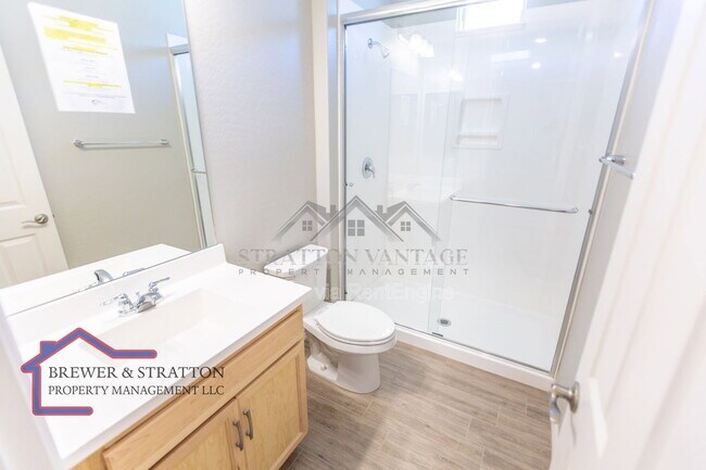 Building Photo - 15243 W Latham St