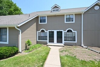 Building Photo - 2 Bedroom 1.5 Bath Townhome