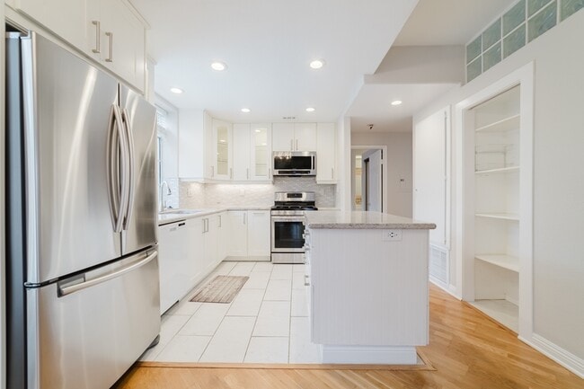 Building Photo - 3547 Cameo Dr