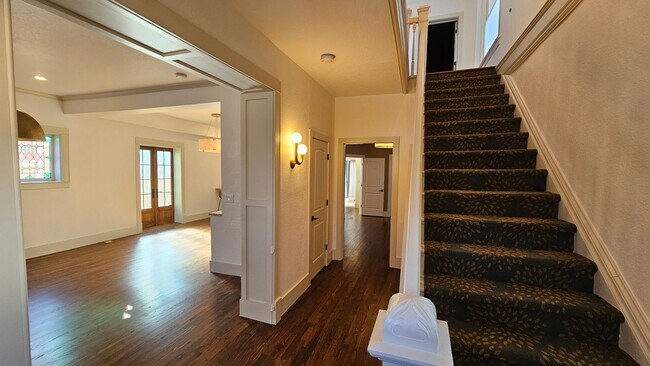 Building Photo - Modern Park Hill Home