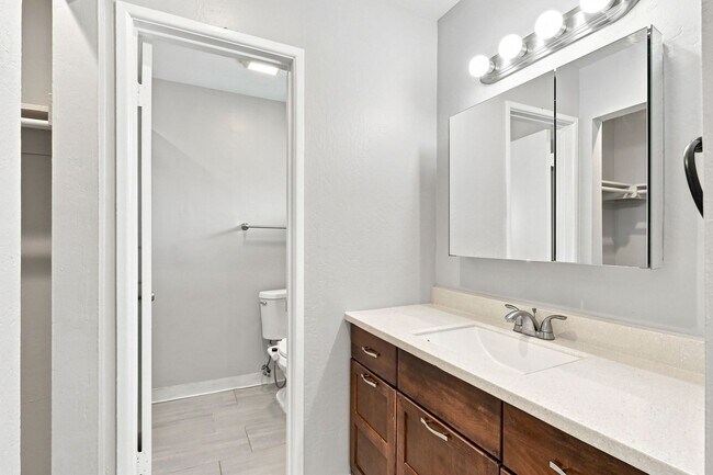 Building Photo - 935 Castlewood Dr
