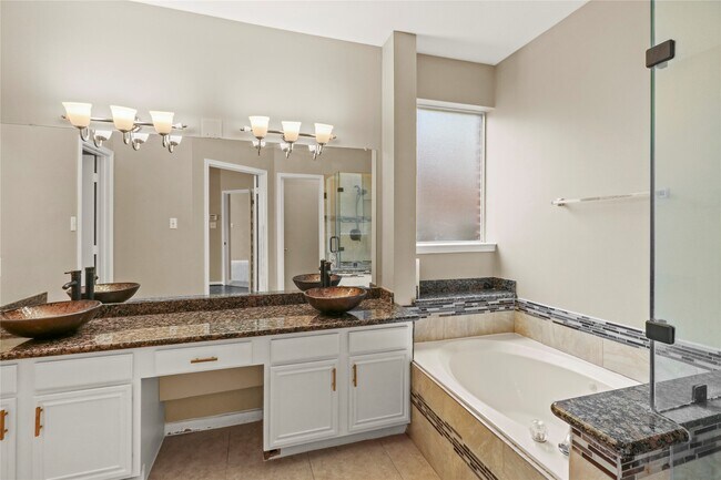 Building Photo - 10807 Oak Bayou Ln