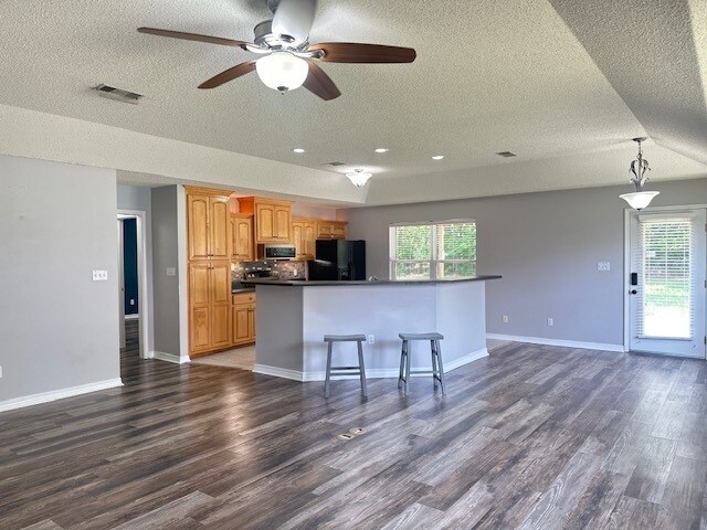 Building Photo - Welcome Home to this 3/2 beautifully Designed for both Relaxation & Entertaining