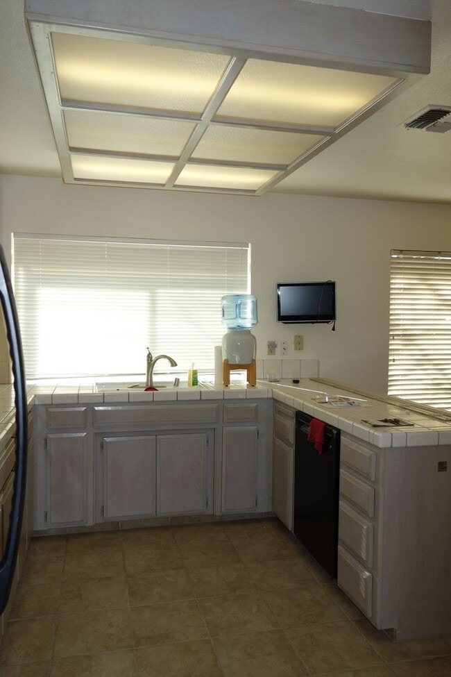 Building Photo - 105 Almond Dr