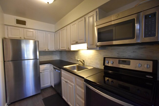 Building Photo - Spacious 2 Bedroom Apartment w/ Washer|Dry...