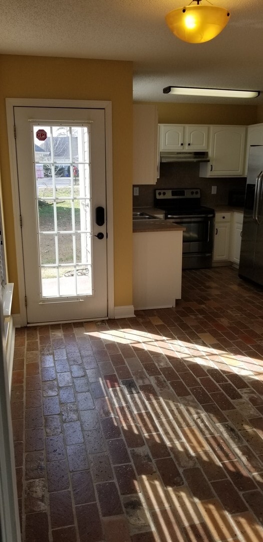 Building Photo - Beautiful Home Near Downtown Matthews