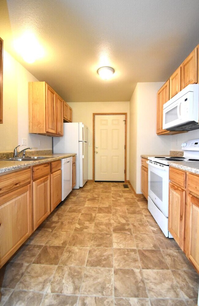 Building Photo - Townhouse Style 3 Bedroom 1.5 bathroom apartment in central Bozeman.  Great Central Location.