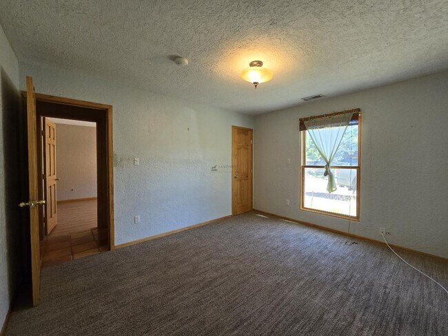Building Photo - 8 Ute Ln