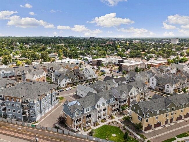 Building Photo - Beautiful, updated 3 bedroom townhome!