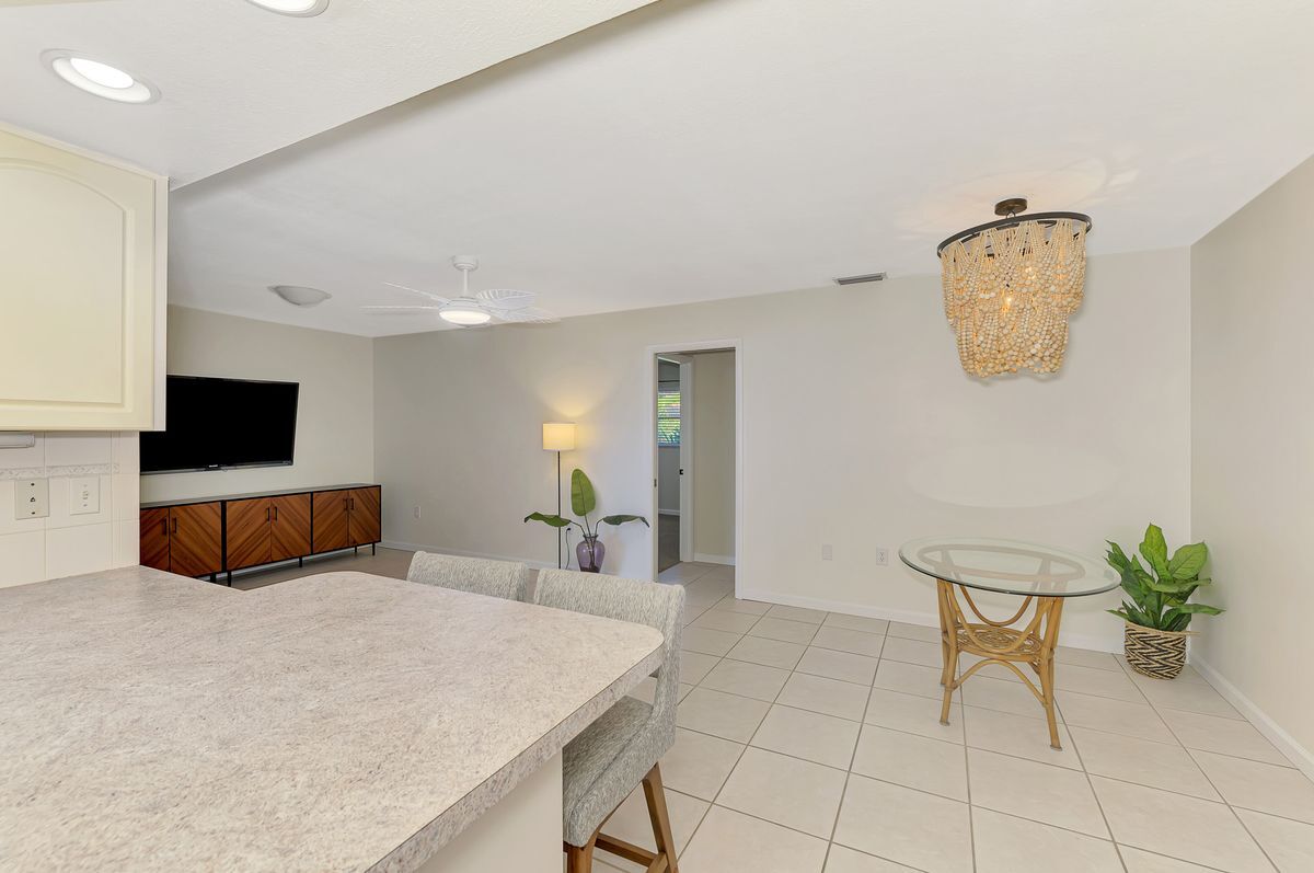 Building Photo - 2221 Pine View Cir