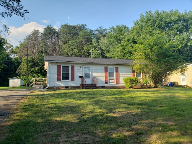 Building Photo - CUTE HOUSE/REYNOLDA ROAD AREA!