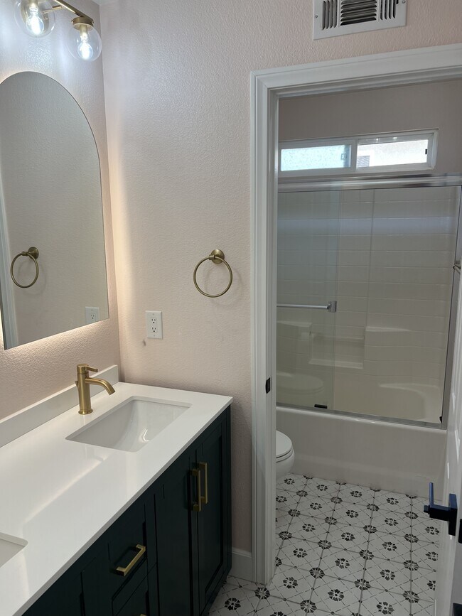 Building Photo - 31495 Sunningdale Dr