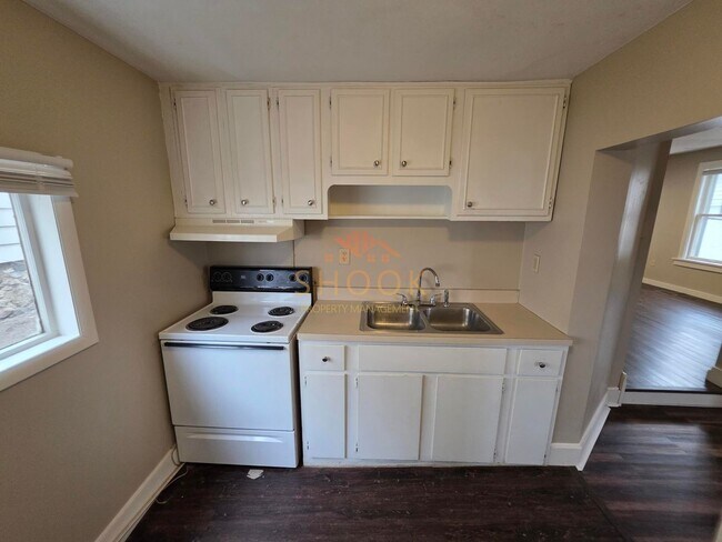 Building Photo - 912 Roberts St