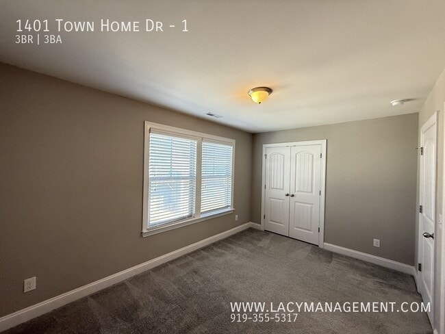 Building Photo - 1401 Town Home Dr