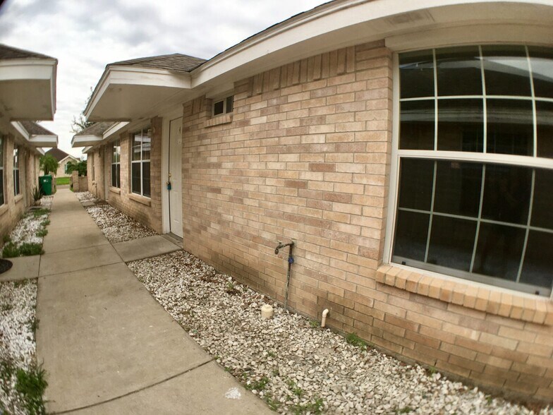 Building Photo - 2113 N Dahlia St