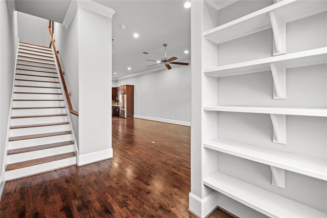 Building Photo - 660 S Pearl Expy