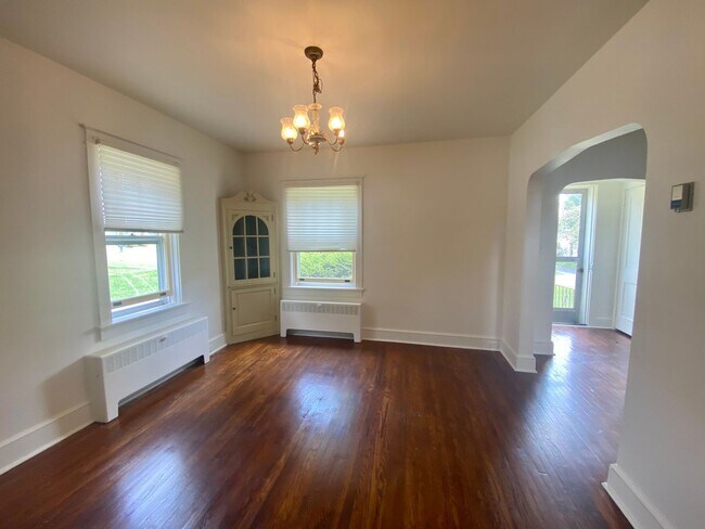Building Photo - Amazing Cap Cod with 2 BR/ 1.5 BA and Bonu...