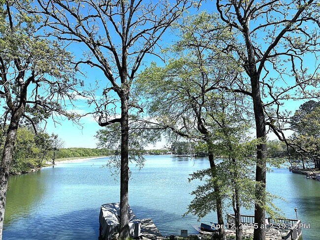 Building Photo - Live on the Lake in Lakeland!!