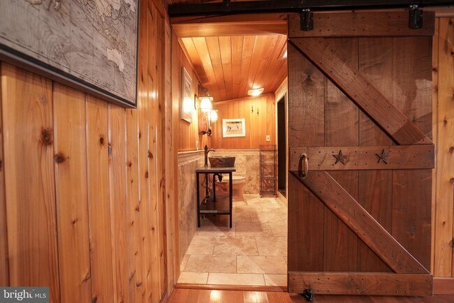 Building Photo - 371 Green Tree Dr