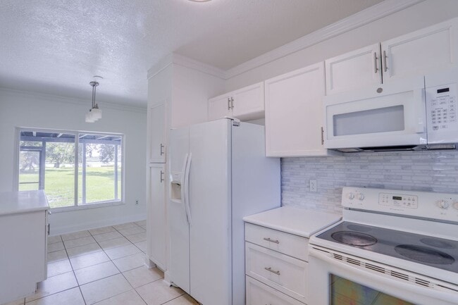 Building Photo - 121 S Triplet Lake Dr