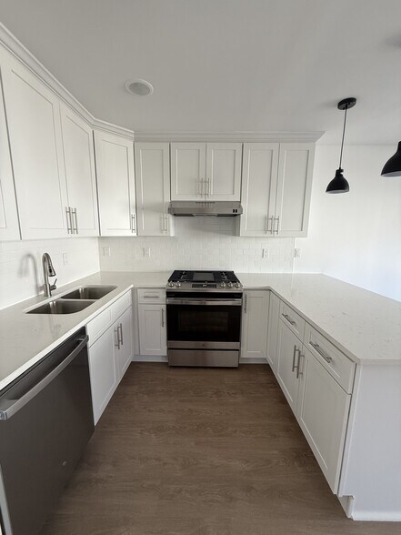 Building Photo - 176 Pennington Ave