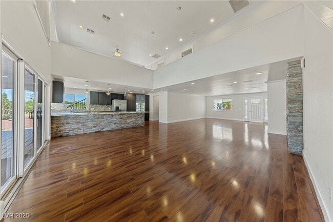 Building Photo - 144 E Robindale Rd