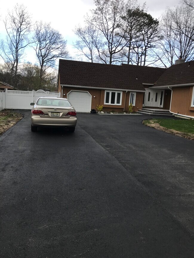 Building Photo - 201 Spring Mill Dr