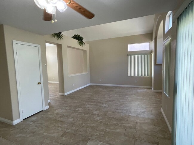 Building Photo - 2 Story Home, 3br, 2cg