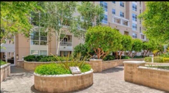 Building Photo - Epic REA - Great 1 BR/1 BA Condo w/Parking...