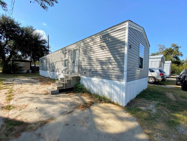 Primary Photo - 2 Bedroom Mobile Home For Rent in Sulphur