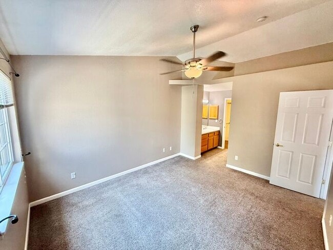 Building Photo - 3 Bedroom 2.5 Bath Townhome with 1 car gar...