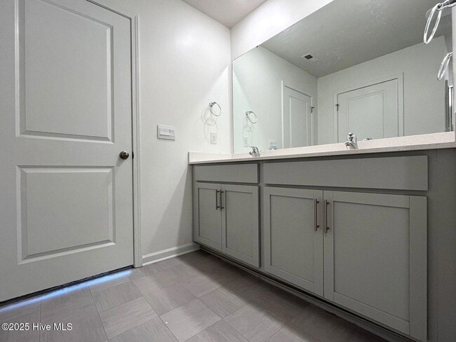 Building Photo - 275 Roberts Pl