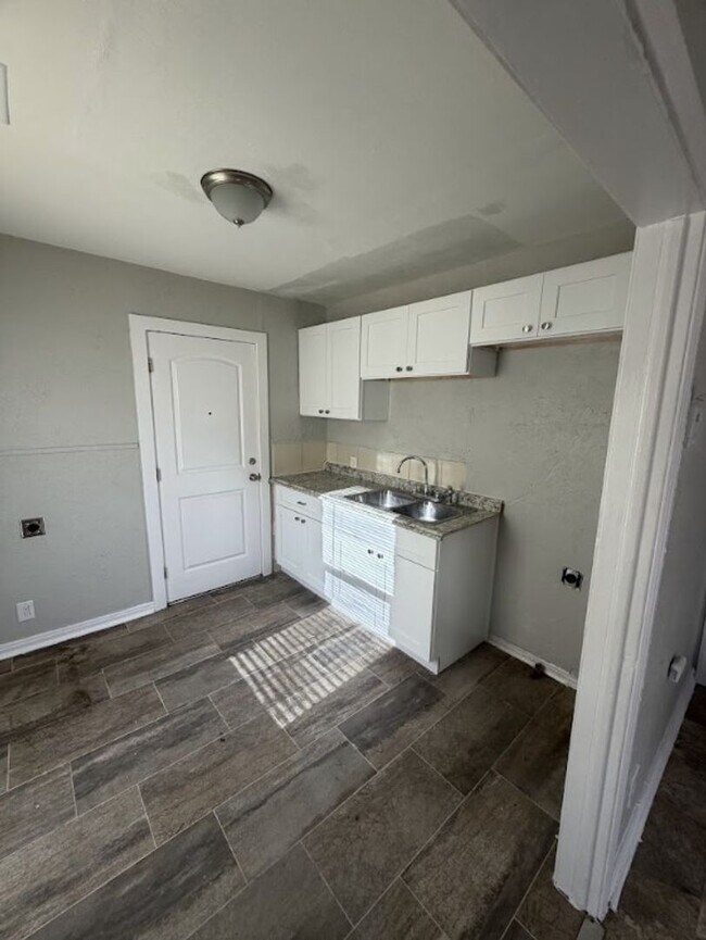 Building Photo - 5408 Como Dr