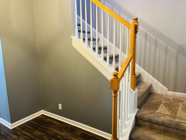 Building Photo - Sought after community, swimming/playground, courtyard, 1 car garage, 2 bed/2.5 bath, granite  co...