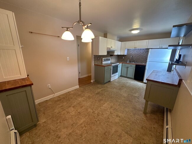 Building Photo - 18 Manchester Ave