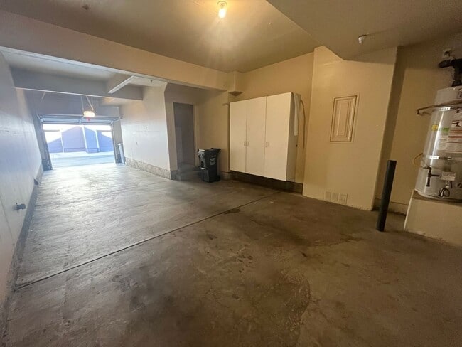 Building Photo - Spacious 3bed 2.5 bath available in Regency Park