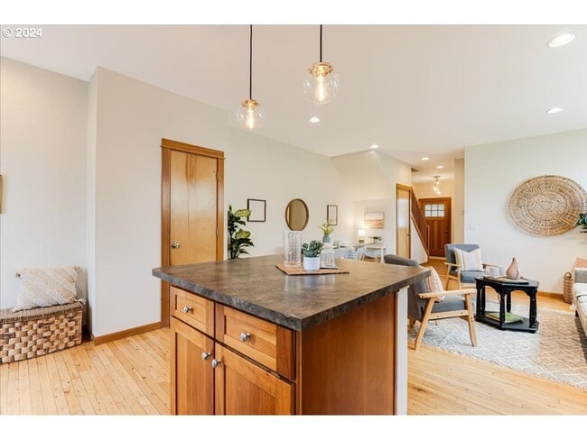 Building Photo - Charming 3-Bed, 2.5-Bath Townhome with Private Patio, Open Floor Plan, and Prime King Neighborhoo...