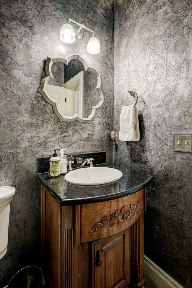 Building Photo - Luxury 5 Bedroom Home in Fairfax Estates, next to public golf course - Safe Room- Memorial High- ...