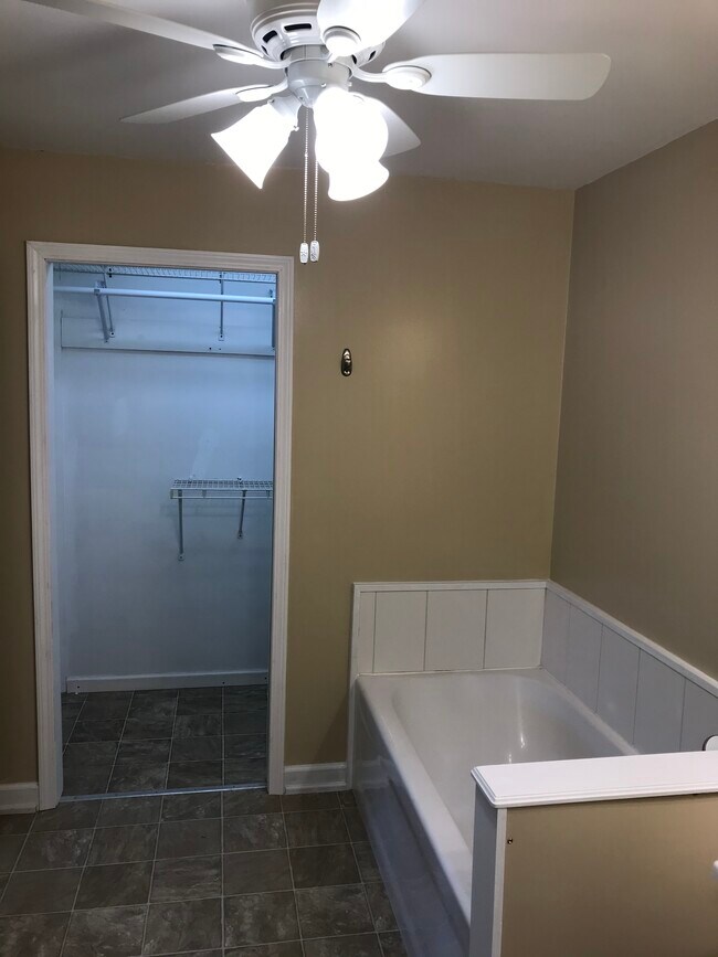 Building Photo - 87 Erie Beach Rd